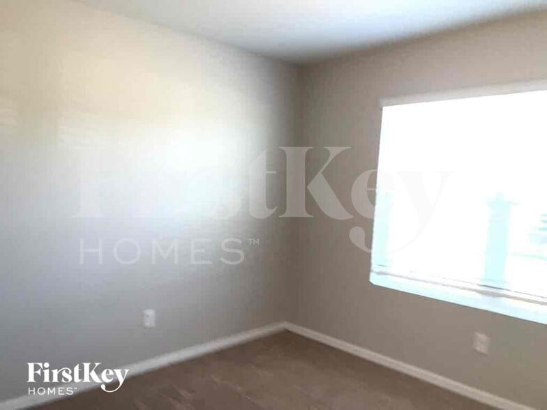 Building Photo - 220 SE 14th Terrace