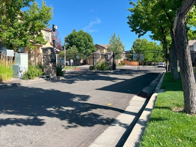 Building Photo - 6671 Sportoletti Dr