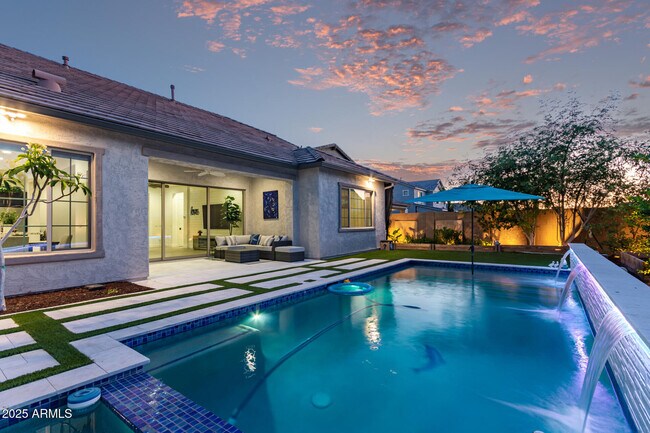 Building Photo - 2316 E Canary Dr