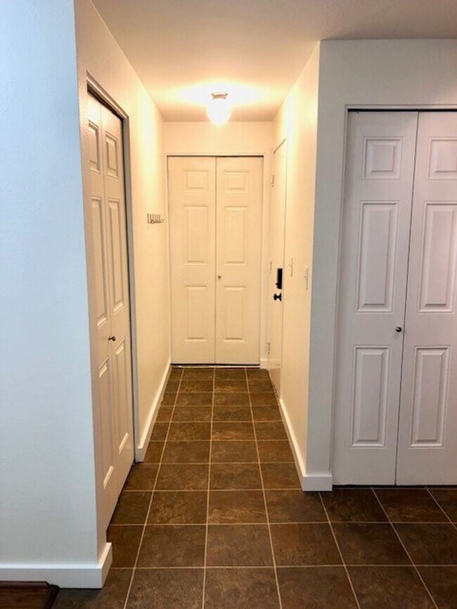 Building Photo - 2Bd/2Ba Kenmore Condo