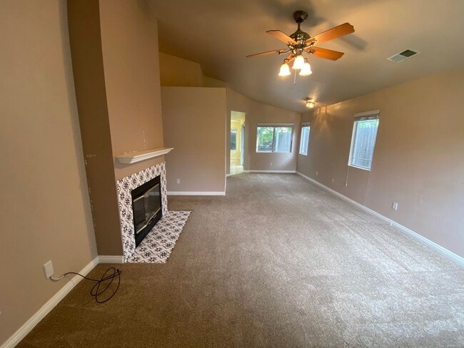 Building Photo - Charming Antelope Home