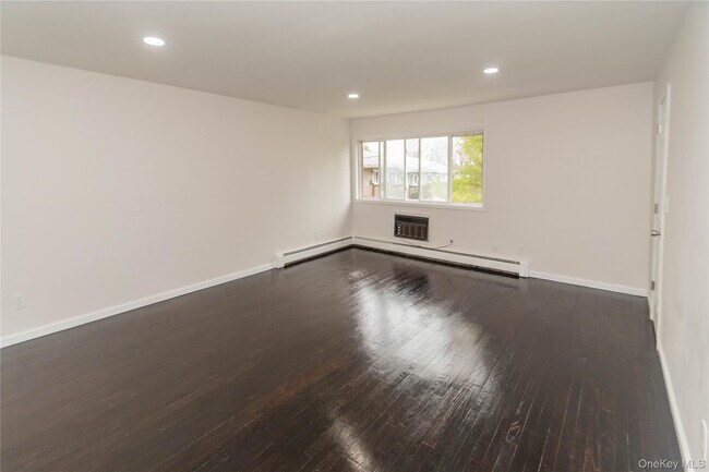 Building Photo - 11 Fishkill Glen Dr