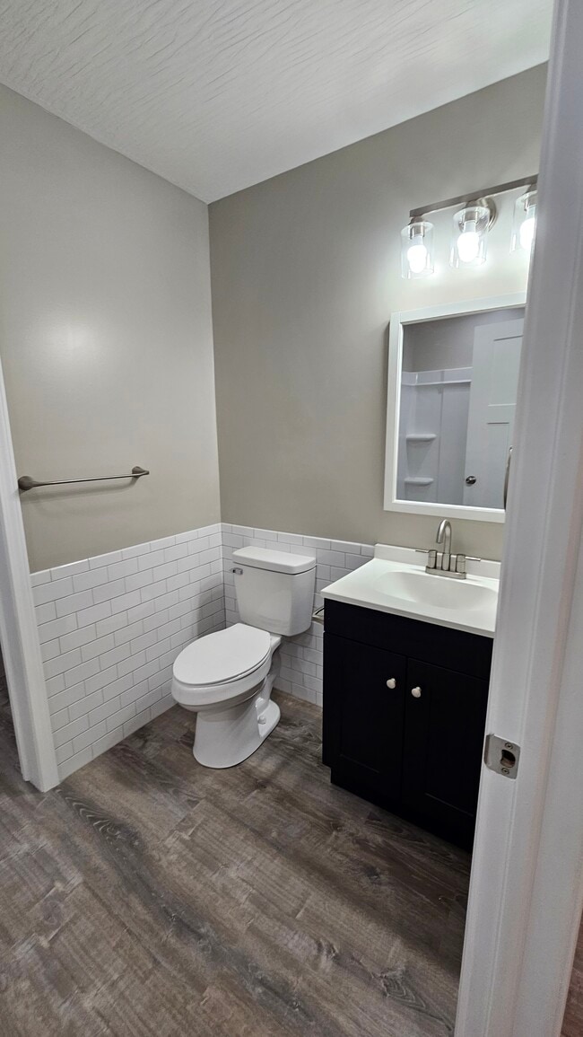 Building Photo - 715 W 8th St