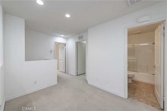 Building Photo - 31 Quartet-
