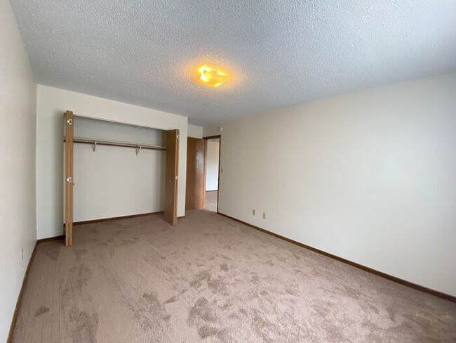 Building Photo - $1,100 | 2 Bedroom, 1 Bathroom Apartment |...