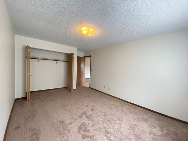 Building Photo - $1,200 | 2 Bedroom, 1 Bathroom Apartment |...