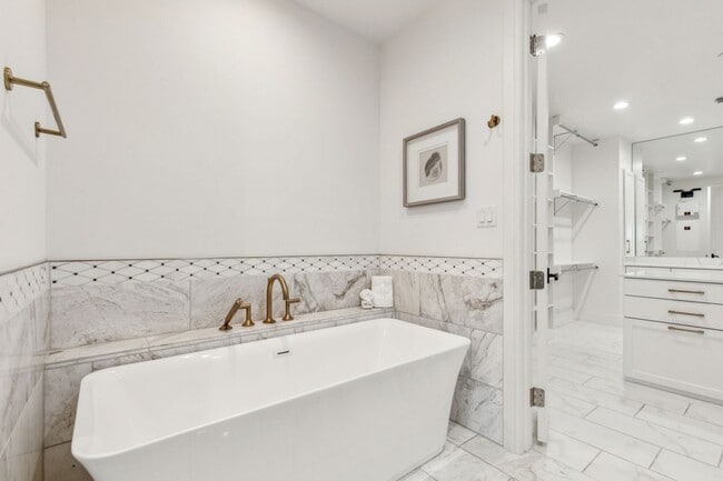 Building Photo - 28 Comillas Dr