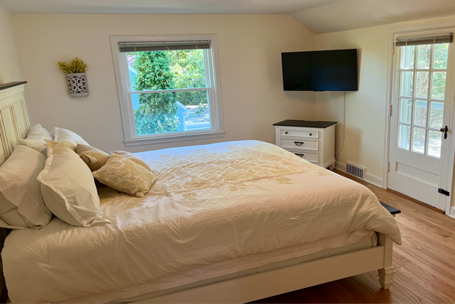 Building Photo - Charming 2 Bed 2 Bath House in the Heart o...