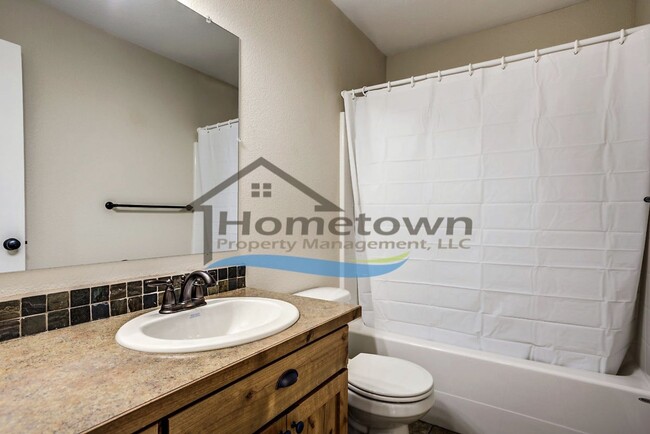 Building Photo - Beautiful 1 Bed 1 Bath Cottage Centrally L...