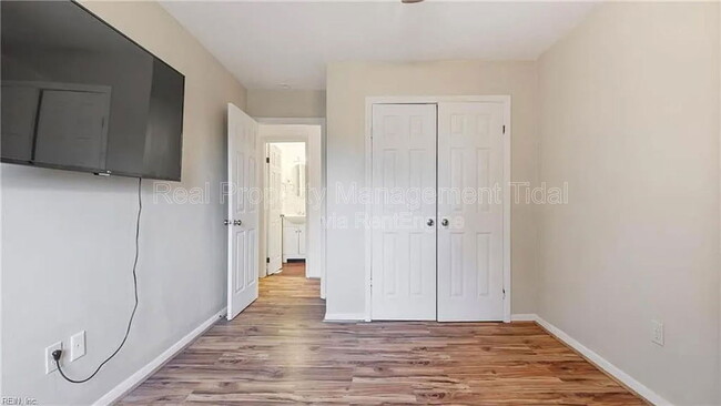 Building Photo - 1072 Level Green Blvd