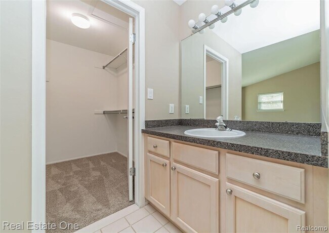 Building Photo - 5652 Drake Hollow Dr E