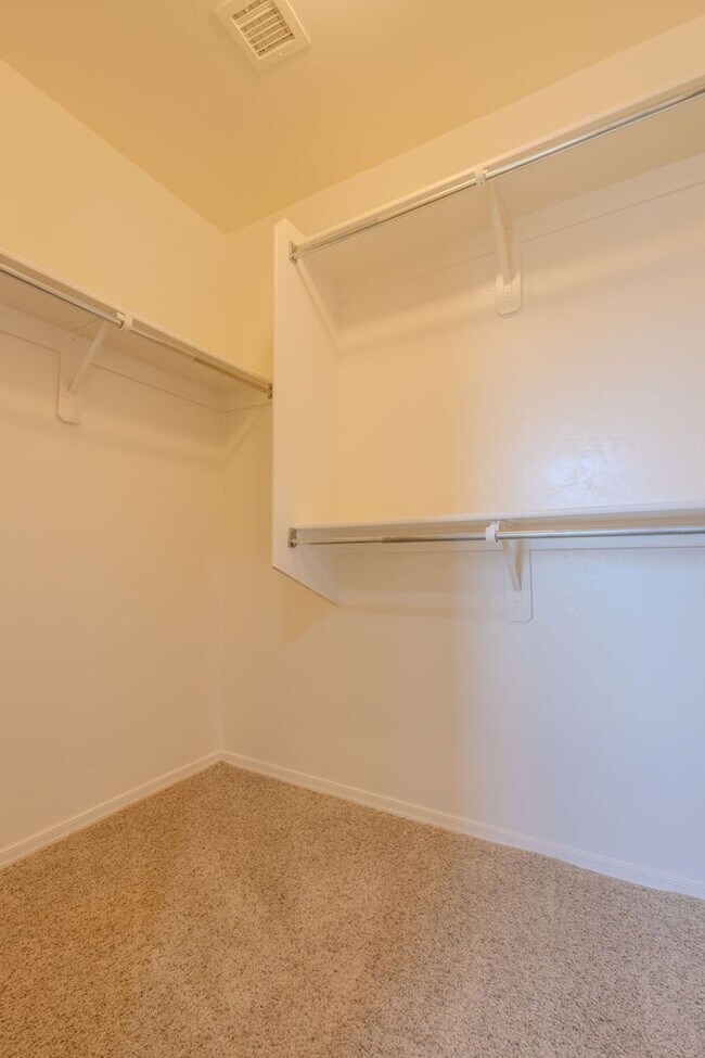 Building Photo - 4 Bedroom, 2 Bath