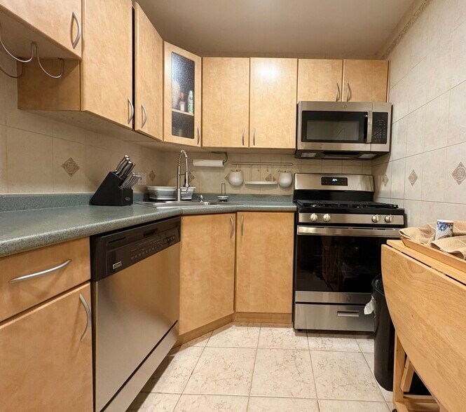 Building Photo - 140 Kenrick St