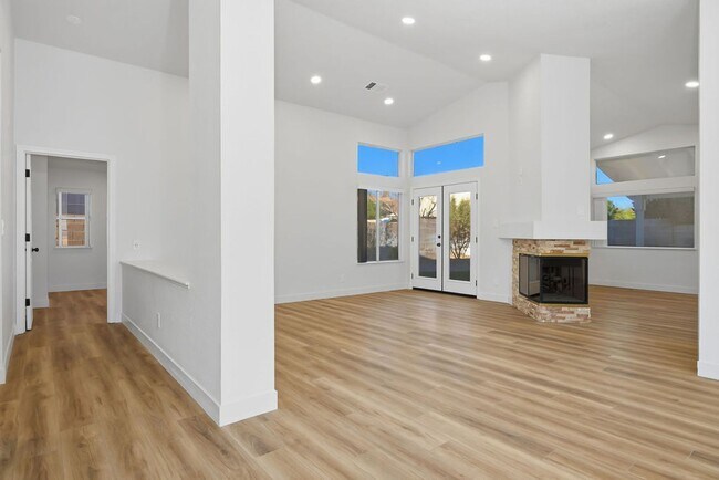 Building Photo - STUNNING DESERT SHORES MINUTES FROM THE LAKES!!!