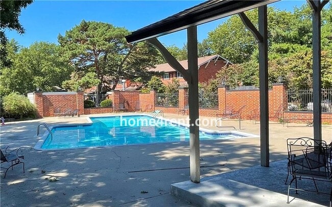 Building Photo - Beautiful Overland Park Townhome w/ Wood Floors, Large Open Kitchen and a Community Pool!