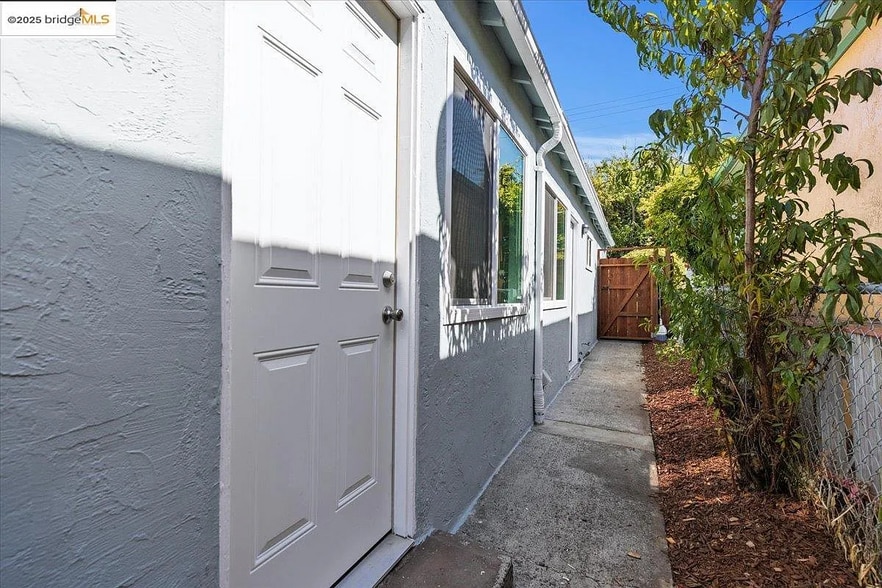 Building Photo - 2846 McGee Ave