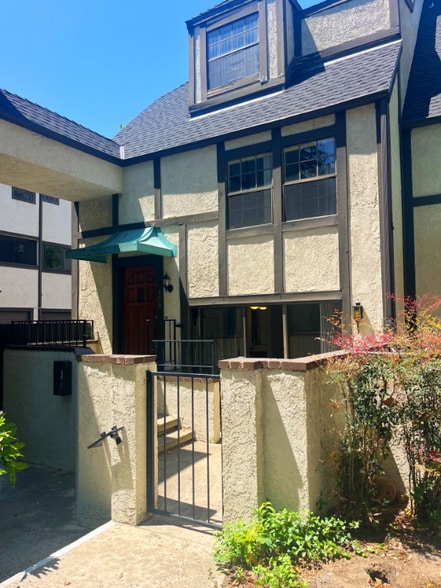 Building Photo - 109 E Rosewood Ct