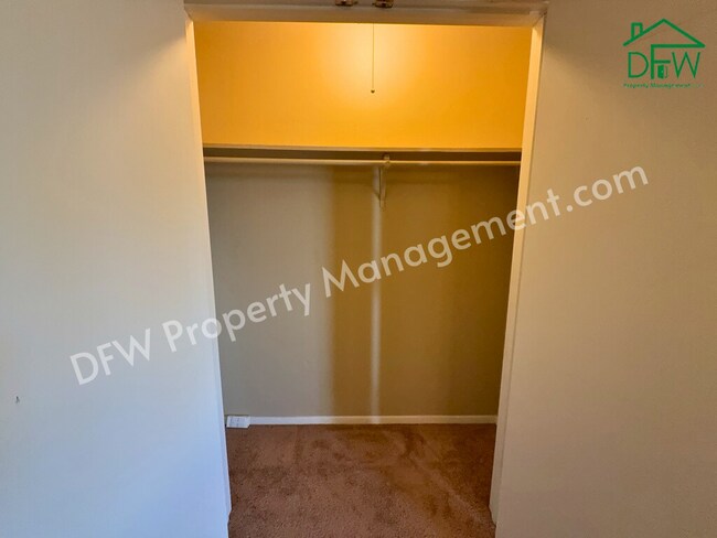 Building Photo - Charming 3-Bedroom Home with Fenced Backyard & Fireplace in Arlington!