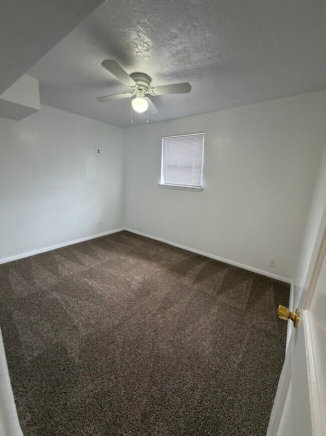 Building Photo - 2842 Solano Dr NE