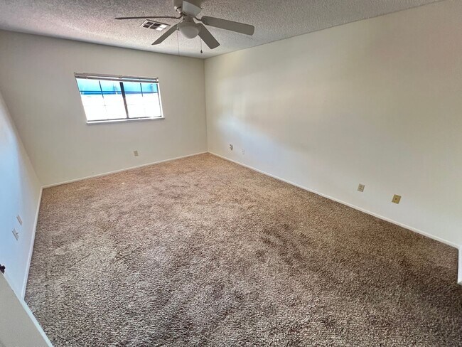 Building Photo - Spacious 2 bedroom 2nd floor unit