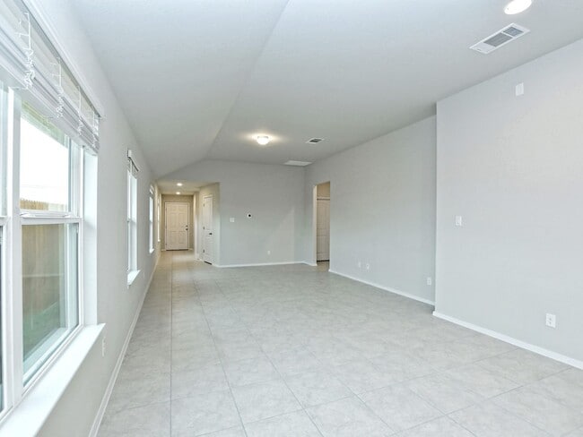 Building Photo - 3 BR / 2 BA - 1533 SF in Bastrop - Close t...