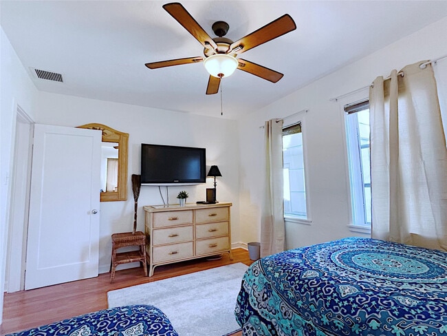 Building Photo - 342 SW 2nd Ave