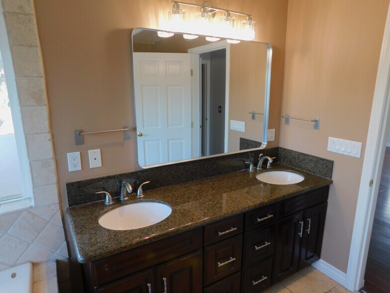 Building Photo - 406 N Fairview St