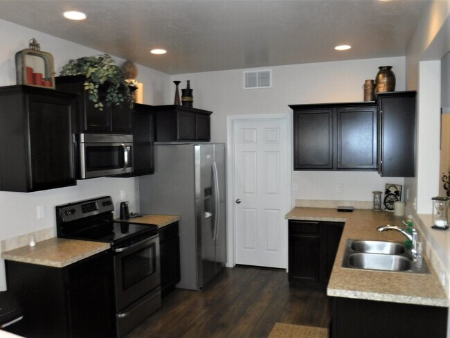 Building Photo - 4 bed 2.5 bath home just off Pine Ave and N Black Cat Rd.