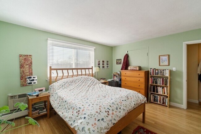 Building Photo - 76 Garfield St