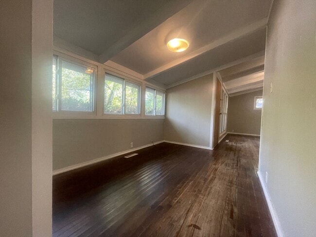 Building Photo - Cute 3 Bedroom Home