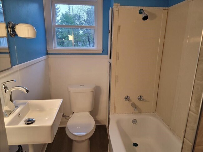 Building Photo - 208 S Liberty Ave