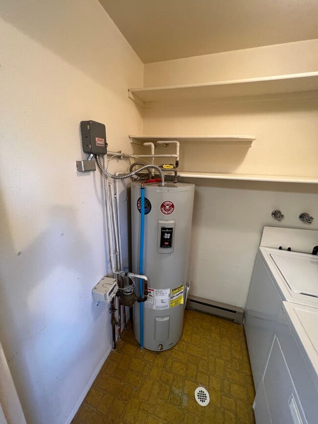Building Photo - 1 Bedroom 1 Bath Townhouse in Great Neighborhood