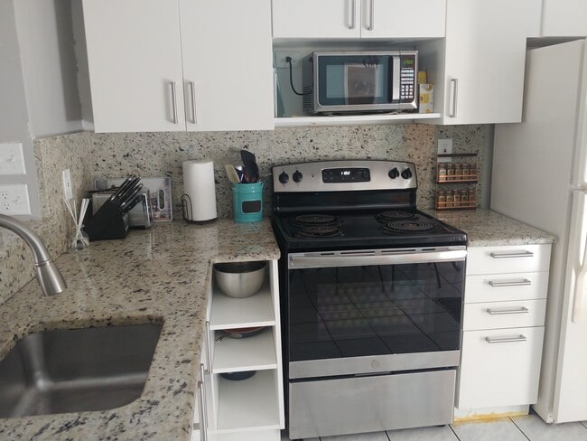 Kitchen - 120 NE 20th Ave