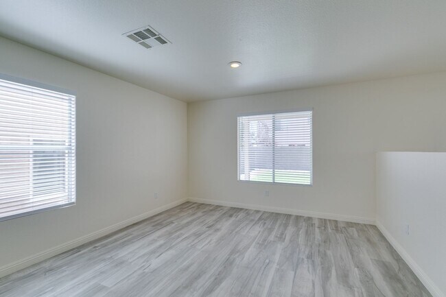 Building Photo - Stunning 4 bedroom, 2.5 bathroom