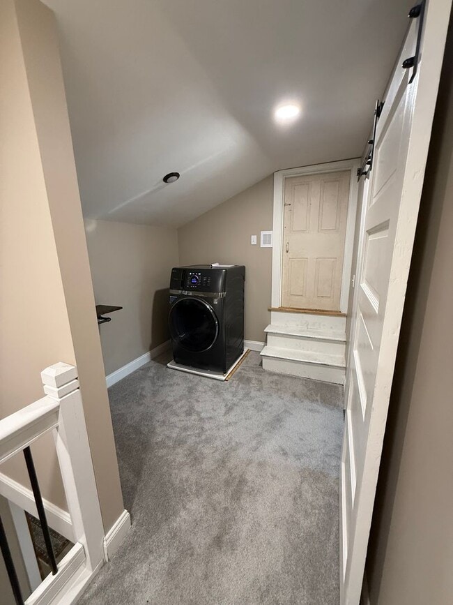 Building Photo - Available Newly Renovated 2 Bedroom and 1....