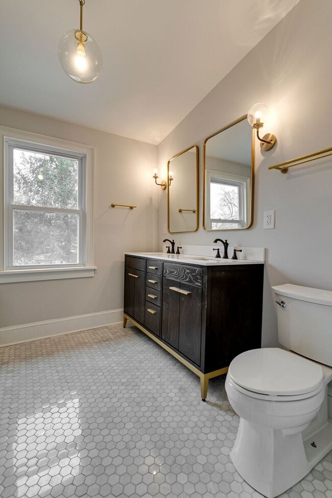 Building Photo - Charming Renovated East Nashville Home wit...