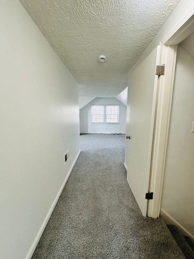 Building Photo - Spacious and stylish home in a prime Louisville location!