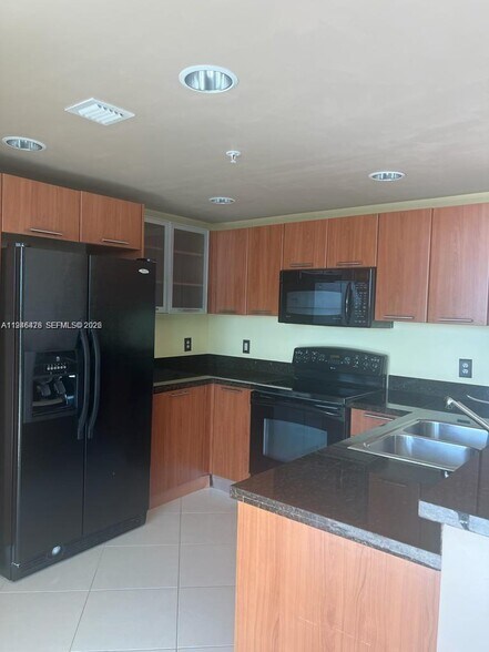 Building Photo - 2021 SW 3rd Ave