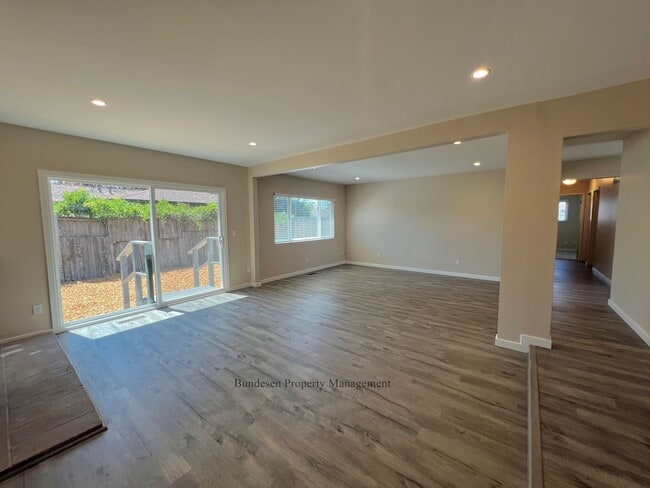 Building Photo - Beautiful fully remodeled 4 bedroom