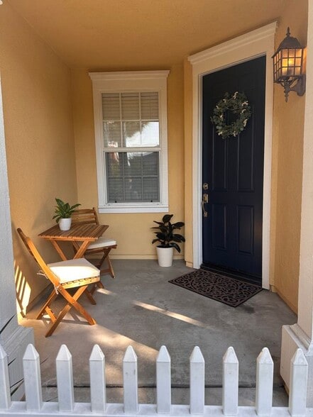Primary Photo - 27 Strawflower St