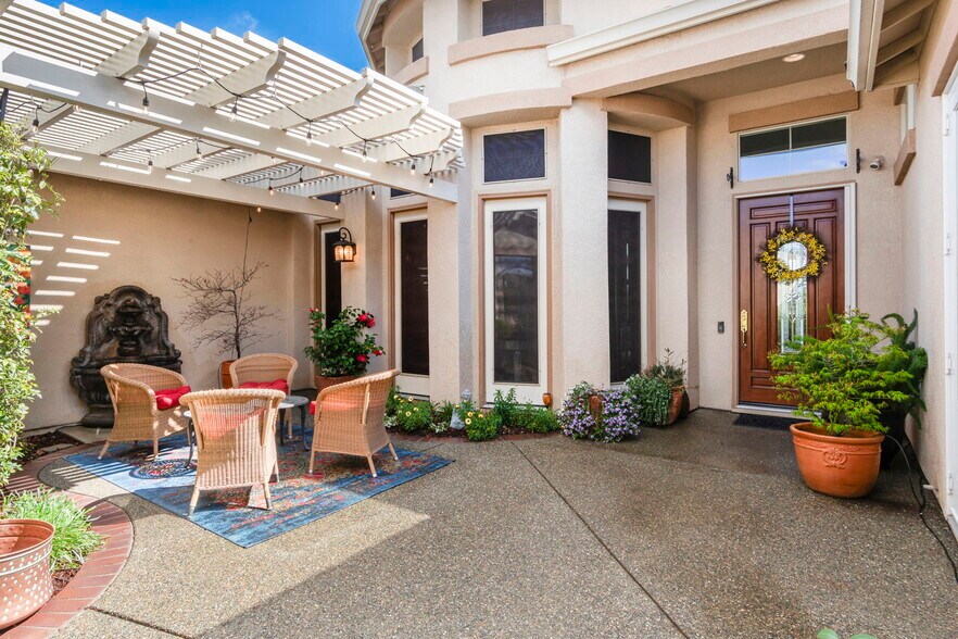 Courtyard - 841 Northfield Ln