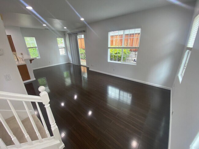 Building Photo - Beautiful & Spacious 3 Bedroom, 2.5 Bathroom Hayward Home – Prime Residential Location W Laundry,...