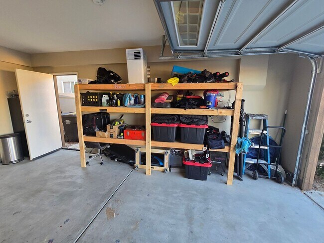 Building Photo - 3 Bedroom 2 Bath located in Mountain View DHS