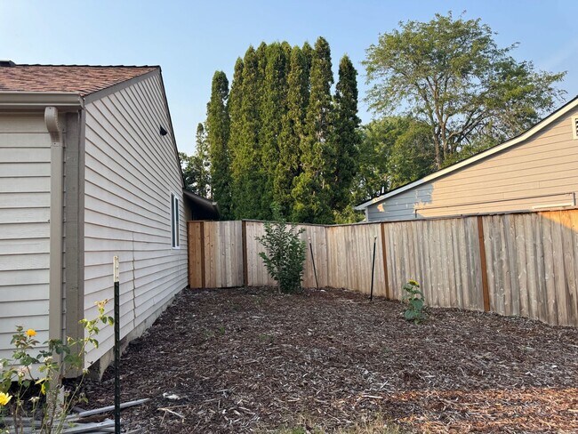 Building Photo - 1440 NW Meadowgreen Pl