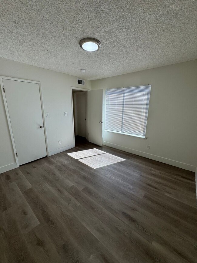 Building Photo - Upstairs unit with Balcony!! Move in Ready!