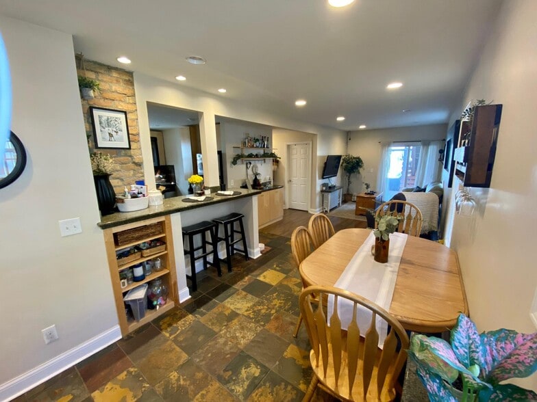 Unit 1 - 4538 Wentworth Ave