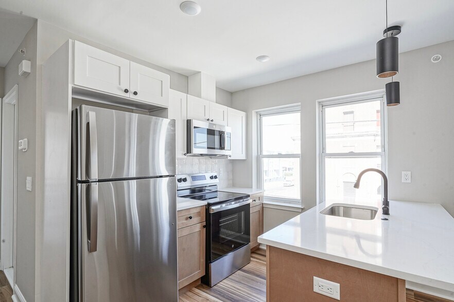 Building Photo - 133 S 57th St