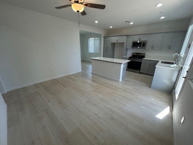 Building Photo - Brand new 4 bedroom 3 bathroom with solar in NW Visalia!!