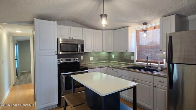 Building Photo - 135 Blue Lake Pl