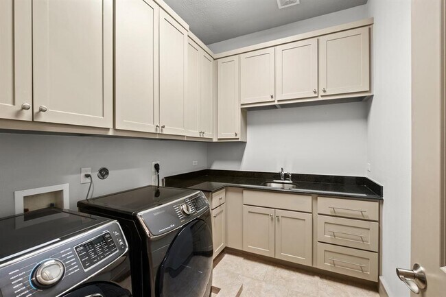 Building Photo - 1405 Lake Pointe Pkwy
